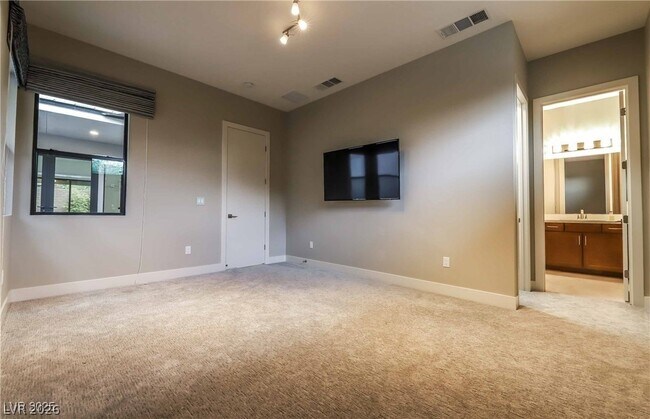 Building Photo - 2 Sugarberry Ln