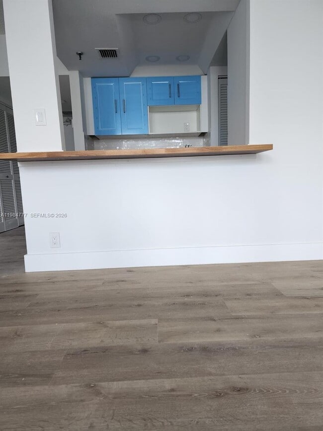 Building Photo - 520 Brickell Key Dr