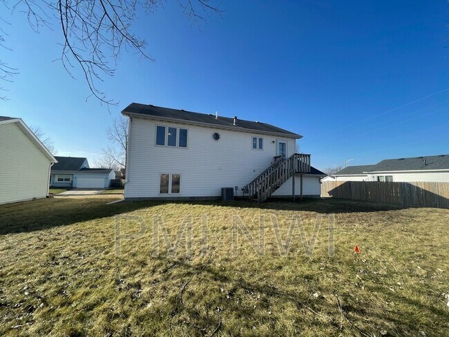 Building Photo - 219 Sandalwood Dr