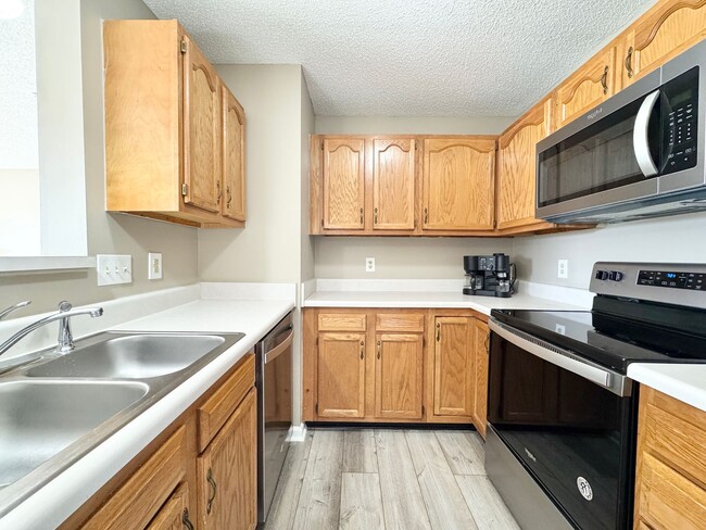 Building Photo - 2 Bedroom Condo with Washer/Dryer Included!