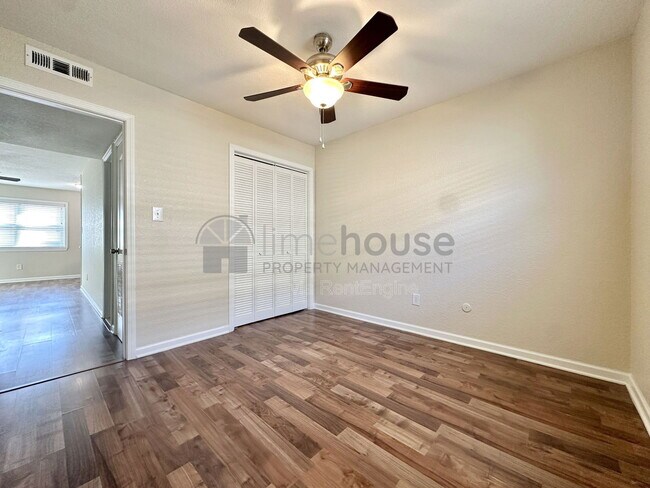 Building Photo - 909 Leisure Square