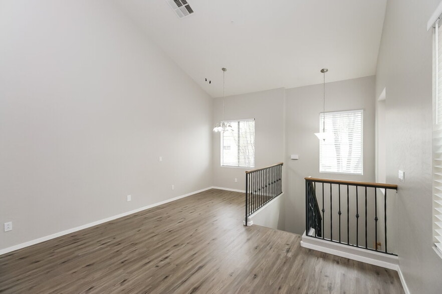 Building Photo - 163 W Tremaine Ct