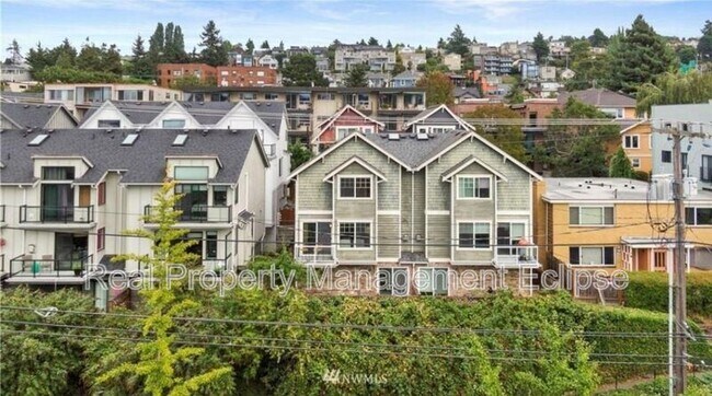 Building Photo - 2028 Eastlake Ave E