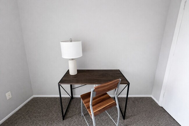 Building Photo - 505 N Rock Rd