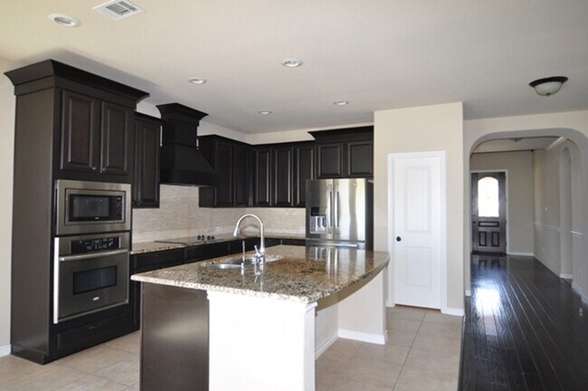 Building Photo - Beautiful 4-2.5-2 with 3 living, 2 dining ...