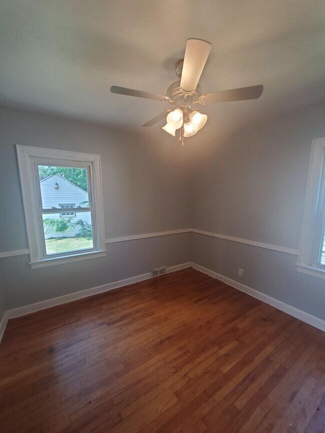 Building Photo - 3 bedroom, 1 bath in Rock island