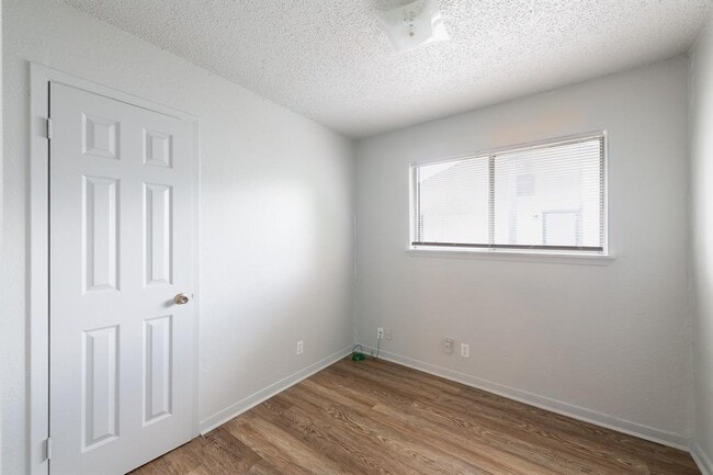 Building Photo - 5900 Glen Meadow Dr