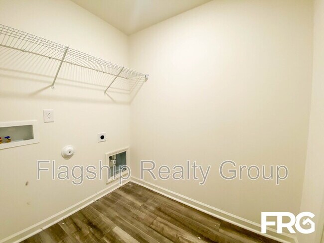 Building Photo - 300 Kenison Way