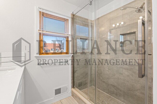 Building Photo - 2803 S Glenn Ave