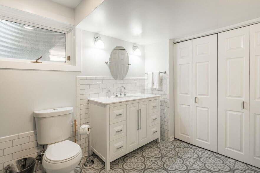 Building Photo - 226 S Hoyne Ave