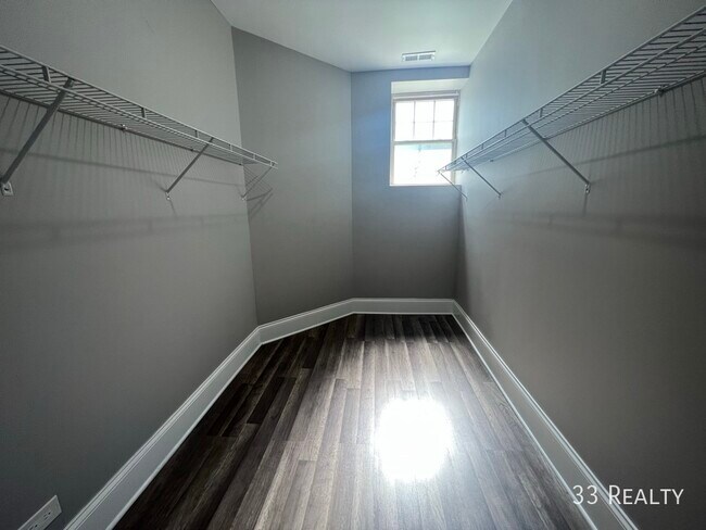 Building Photo - 936 Pleasant St
