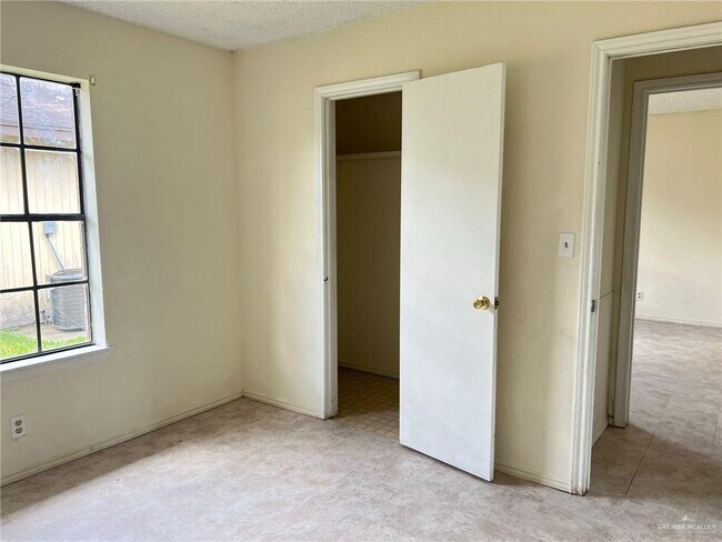 Building Photo - 207 N Cougar St