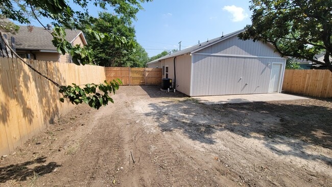 Building Photo - 301 Robbins St