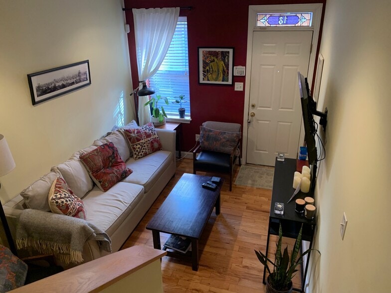 Living Room - 18 S Castle St