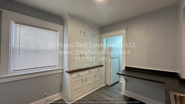 Building Photo - 921 W Oakland-