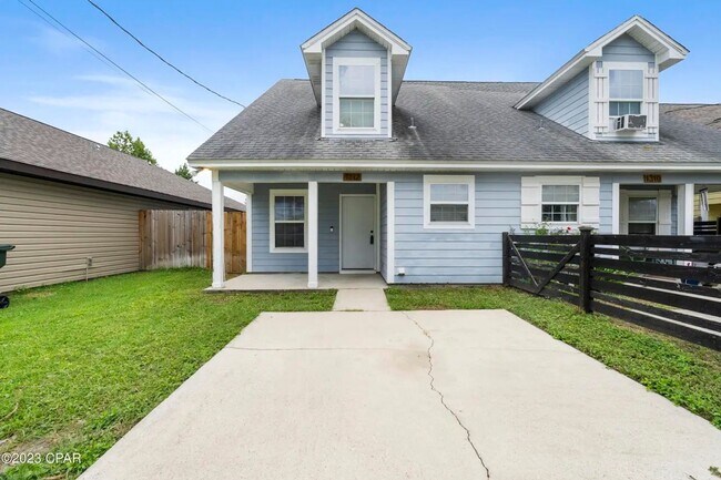 Building Photo - 3 Bedroom / 2 Bath Townhome