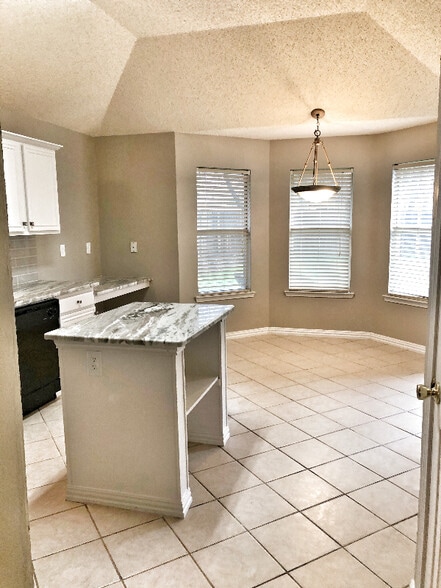 Building Photo - 2202 Bowie Ln