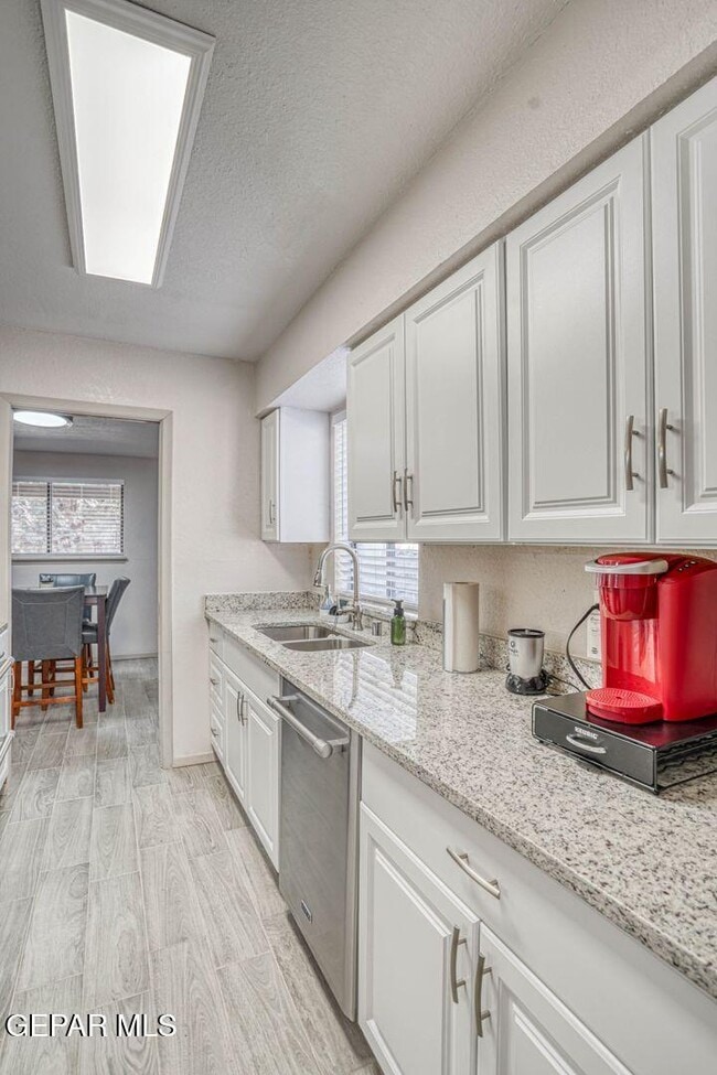 Building Photo - 311 Zenith Dr