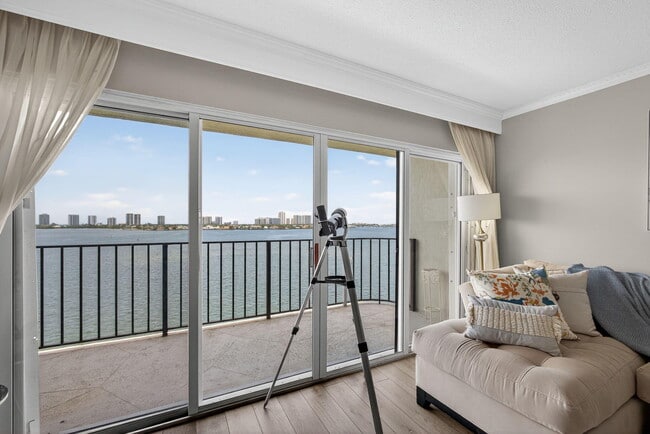 Building Photo - 801 Lake Shore Dr