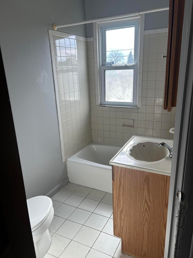 Building Photo - 40 E Glenwood Ave