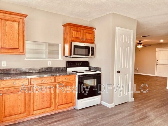 Building Photo - 206 Honey Bee Dr