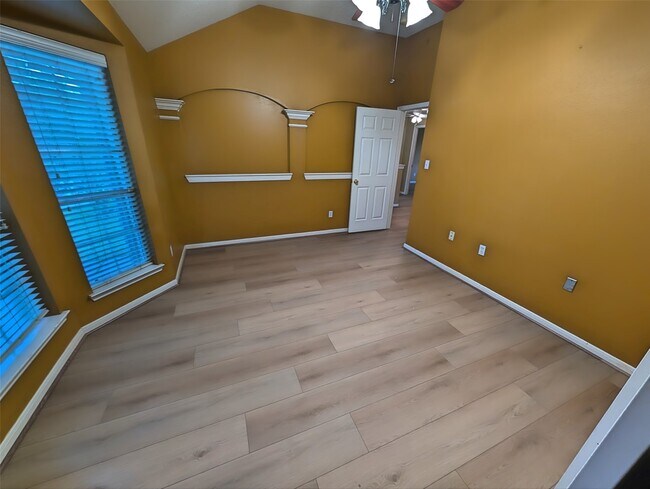 Building Photo - 18927 Hikers Trail Dr