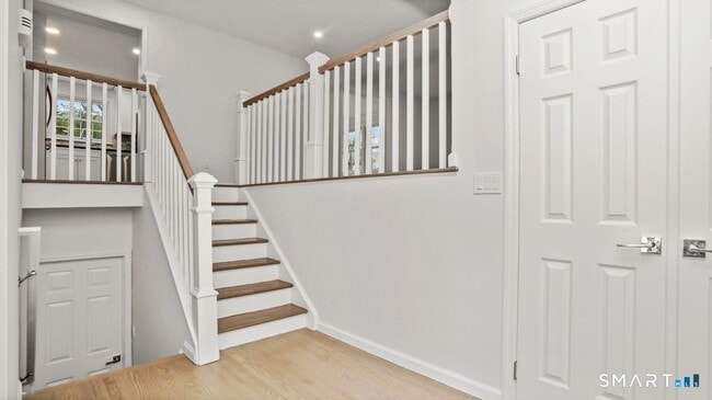 Building Photo - 519 E Putnam Ave