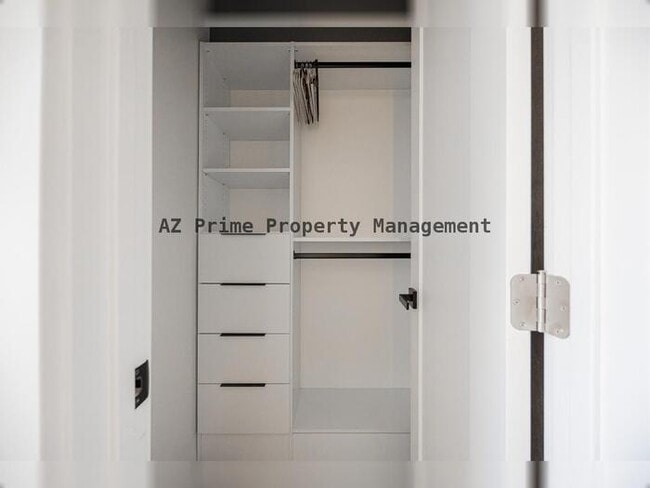 Building Photo - 207 W Clarendon Ave