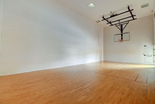 Building Photo - 704 Villa Cir