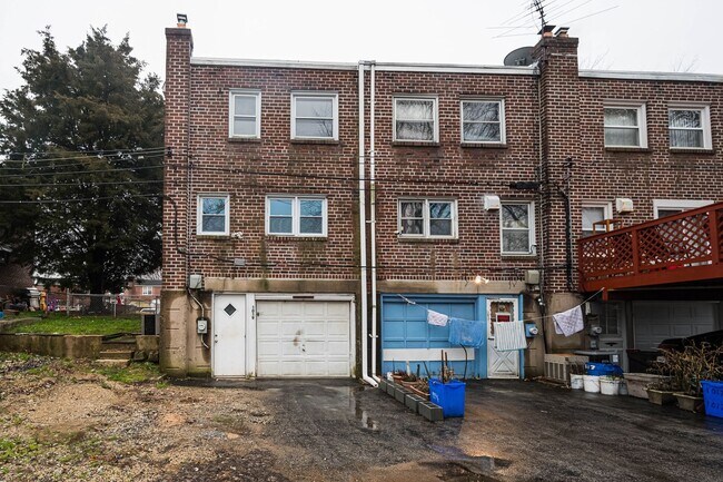 Building Photo - Completely renovated end row home! Stainle...