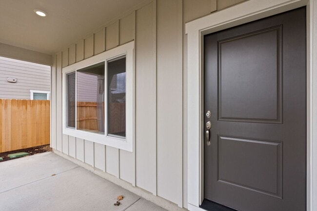 Building Photo - 4 bedroom home in desirable neighborhood