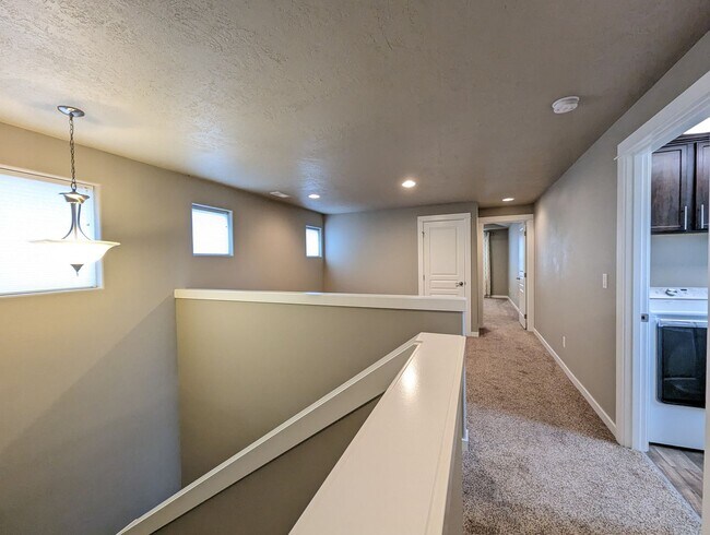 Building Photo - Gorgeous 3-Bedroom, 2.5-Bath Home on Corner Lot In Eugene!