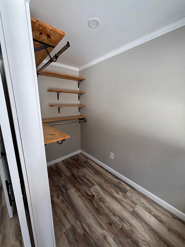 Building Photo - 280 Lakeshore Dr