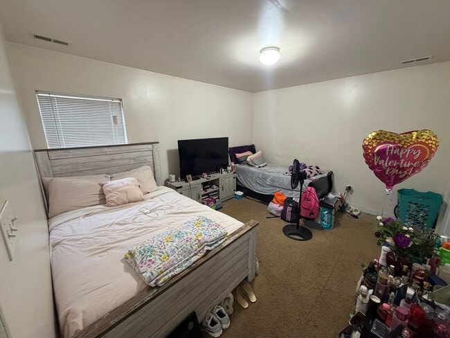 Building Photo - 3 Bdrm/2.5 Bth Home Located Close to I-95