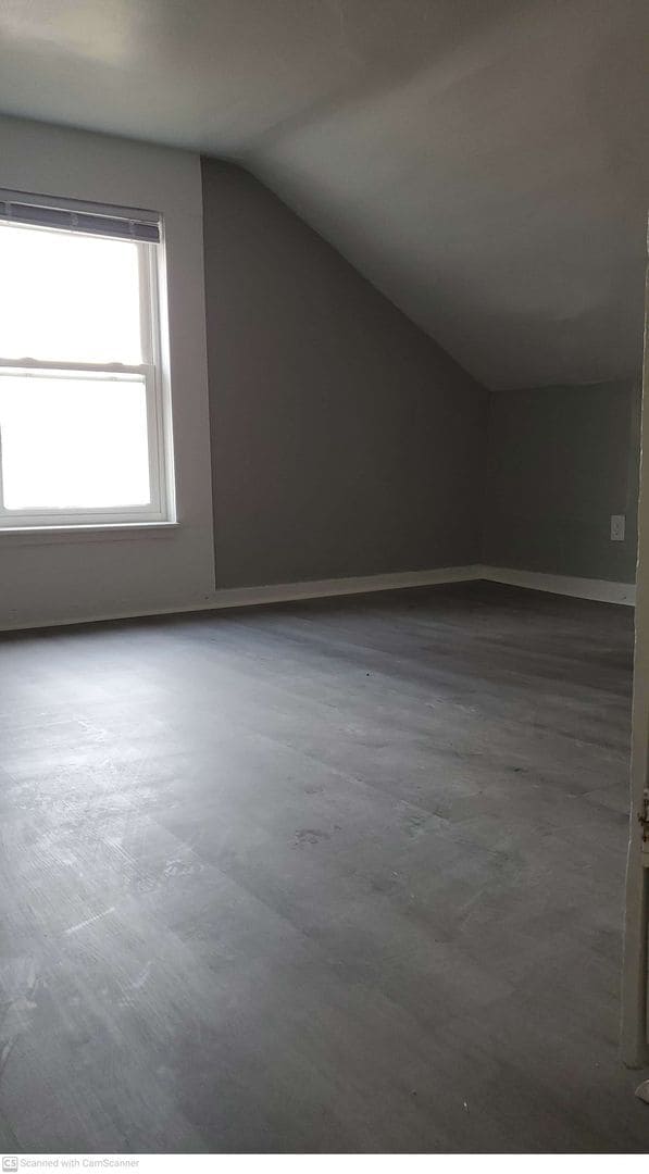 Building Photo - Freshly renovated and ready for move in!  ...