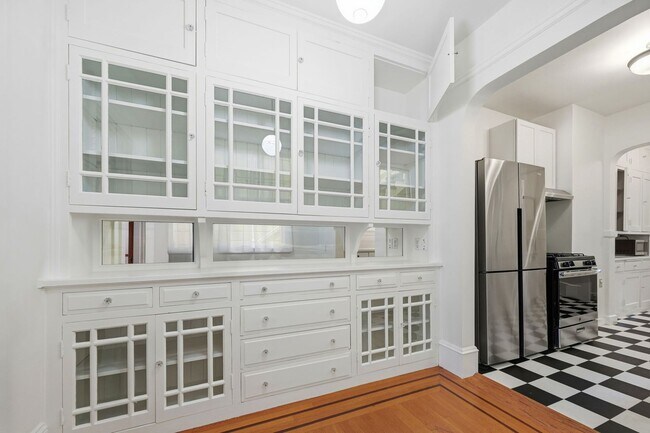 Building Photo - Light Filled Condo in Noe Valley+ Parking Included+ Laundry In unit - Please Contact for Showing ...