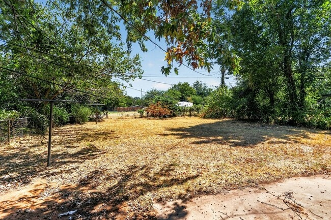 Building Photo - 1004 Lotus Ave