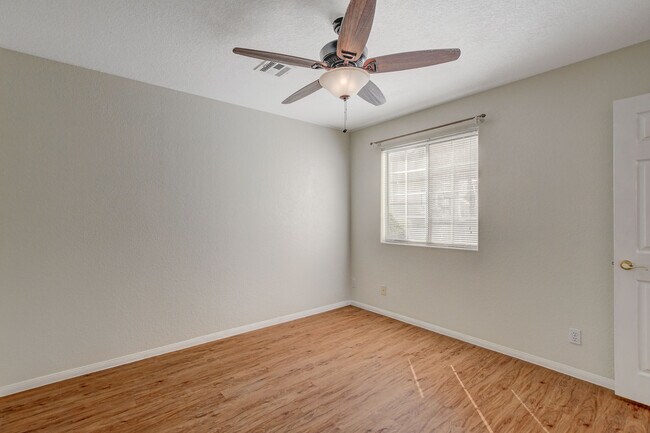 Building Photo - 6812 W Elm Creek Dr