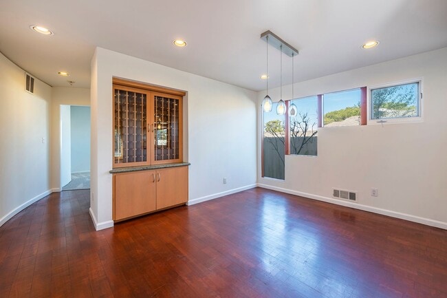 Building Photo - Warm & Inviting Manhattan Beach Rental Home!