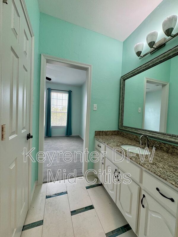 Building Photo - 2417 Creekside Cir S