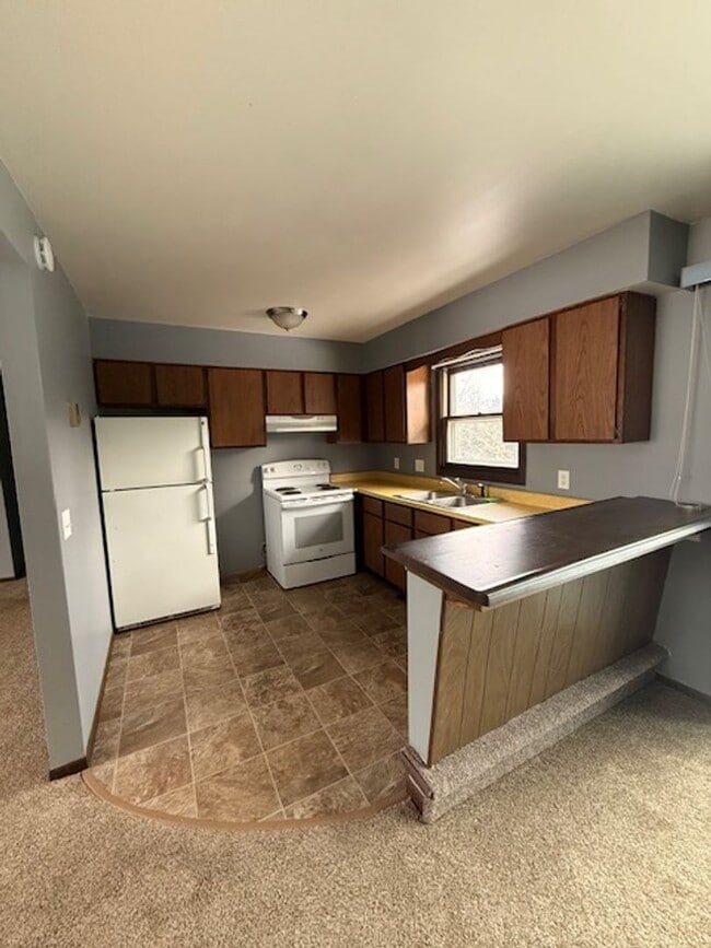 Building Photo - 2 Bedroom Upper Duplex