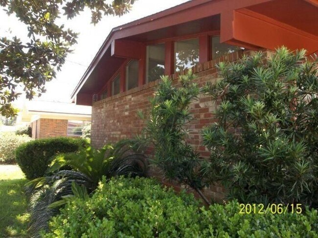 Building Photo - 623 Spencer Dr
