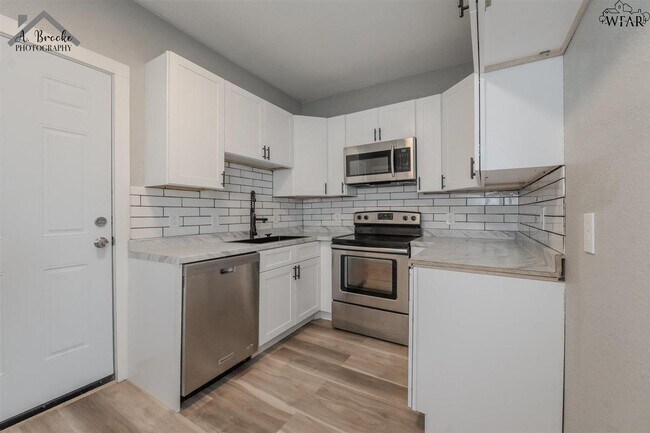 Building Photo - 2130 1/2 Ave H