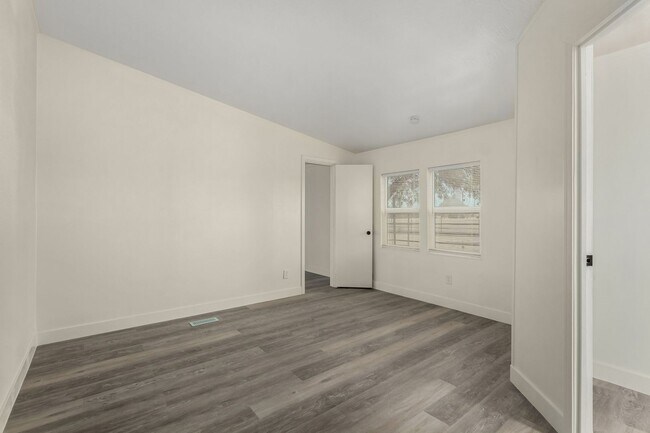Building Photo - 1.25 Acre 5 Bedroom 3 Bathroom Horse Property in Florence!
