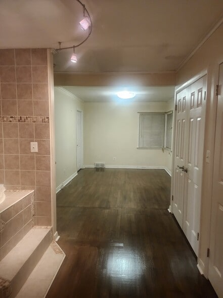 Building Photo - 480 Frenchtown Rd