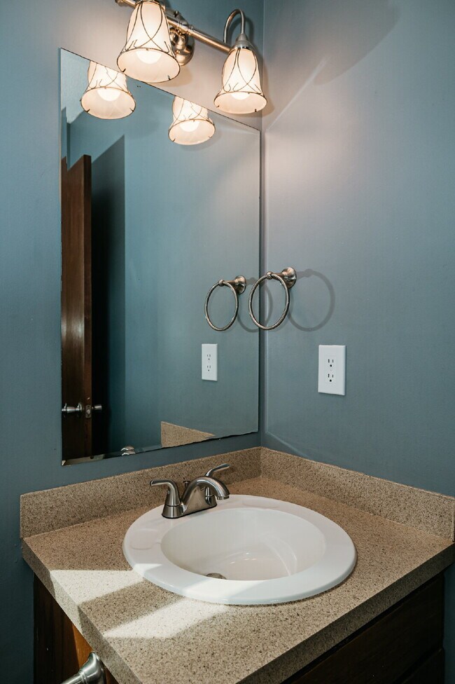 Building Photo - Move-In Ready! 3-Bed Home with Spacious Backyard