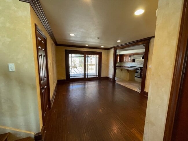 Building Photo - Spacious 4 Bedroom Oxnard Home with Custom...