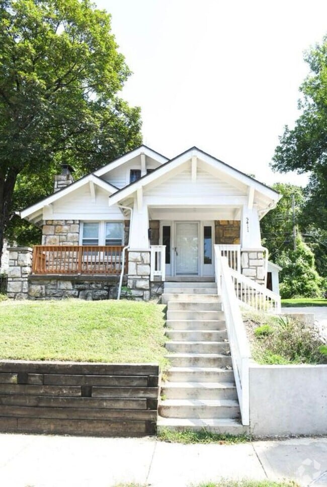 Building Photo - Charming 3-Bed Home with Fireplace & Hardw...