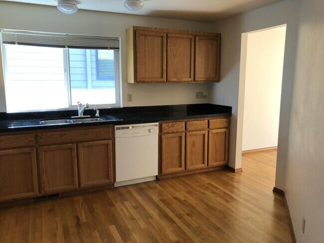 Building Photo - 5 bedroom in Seattle WA 98105