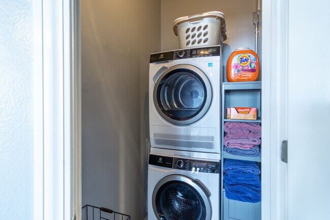 Building Photo - 308 W 8th St